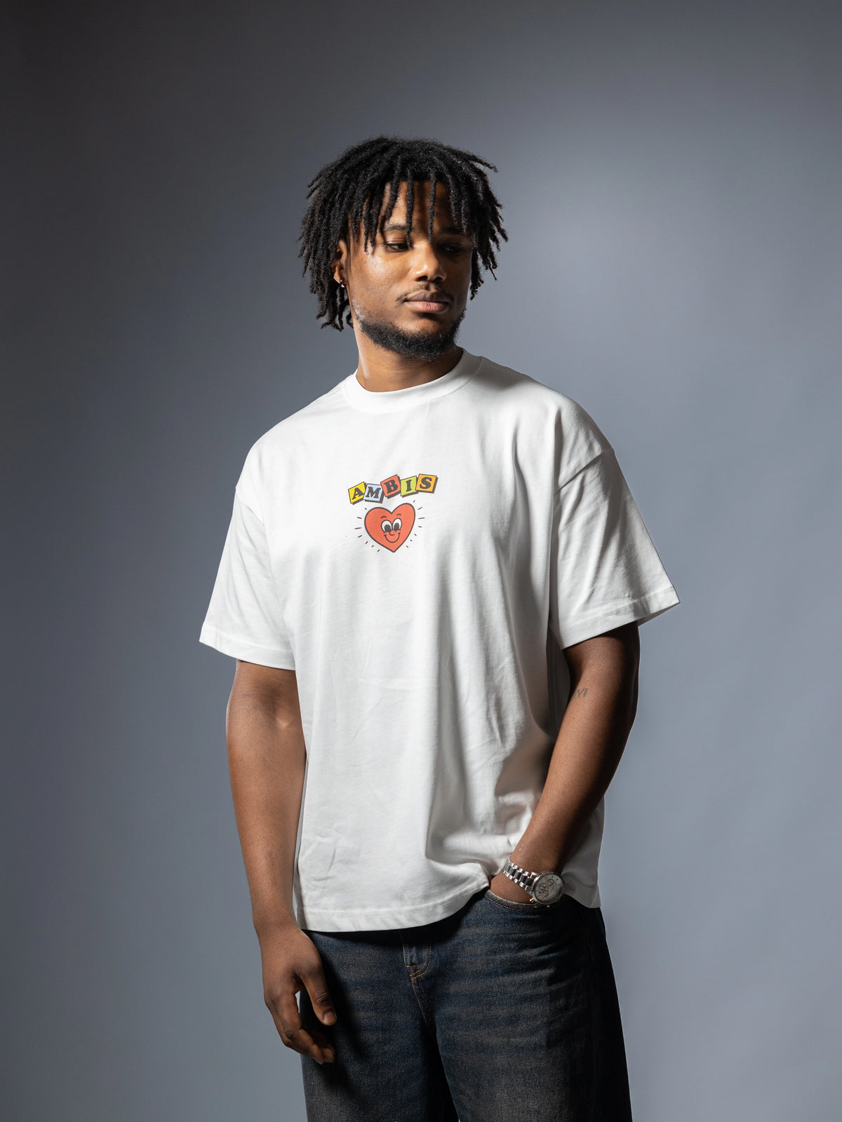 Face d'un t-shirt oversize marron Ambis avec le logo d'Ambis écrit et un cœur au centre