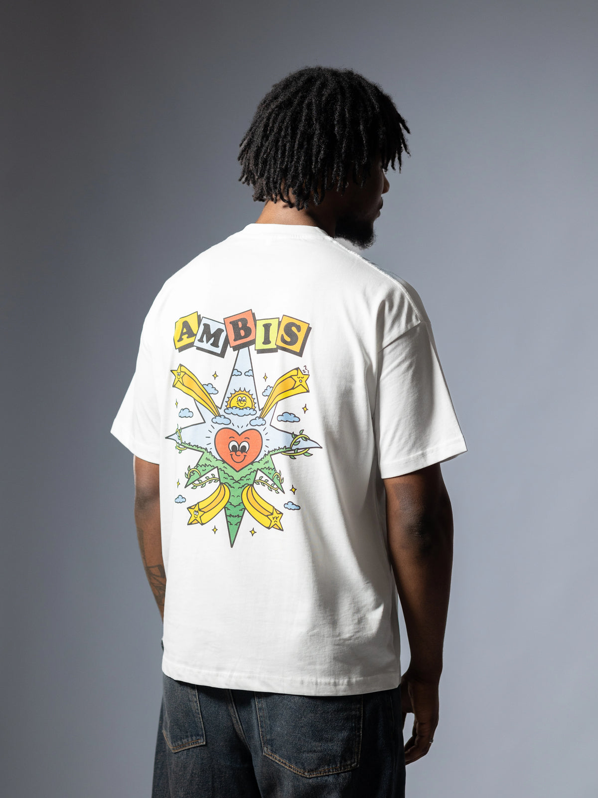 Dos d'un t-shirt oversize blanc Ambis avec une rose des vents multicolore et un cœur au centre