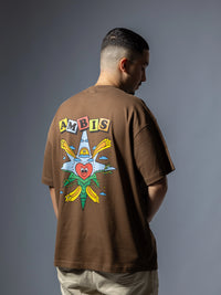 Dos d'un t-shirt oversize marron Ambis avec une rose des vents multicolore et un cœur au centre