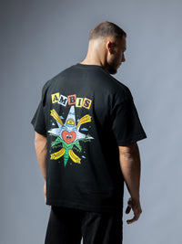 Dos d'un t-shirt oversize noir Ambis avec une rose des vents multicolore et un cœur au centre