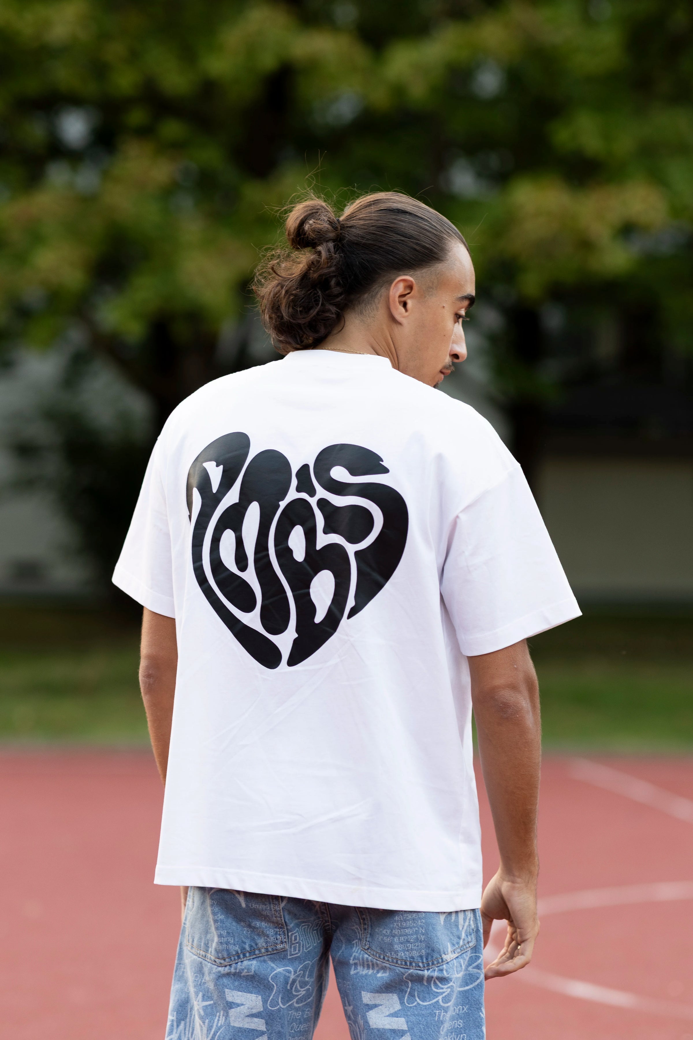 T-shirt oversize bleu Ambis avec cœur imprimé au dos, porté de dos