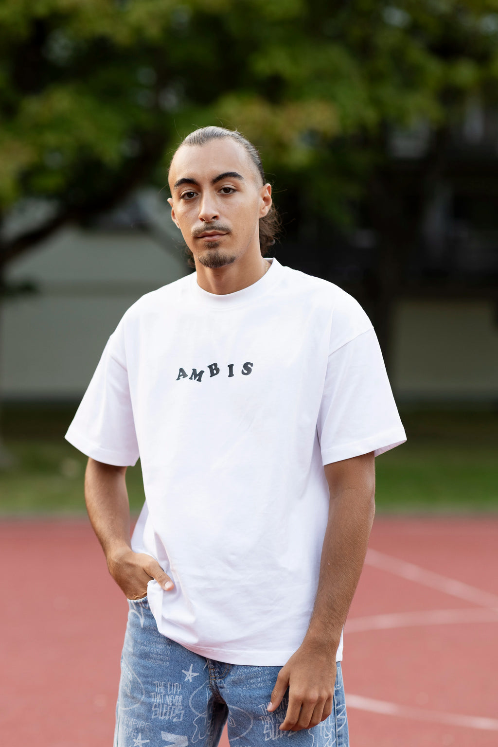 T-shirt oversize blanc Ambis porté de face, coupe unisexe