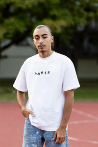 T-shirt oversize blanc Ambis porté de face, coupe unisexe