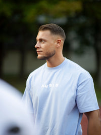 t-shirt oversize bleuc Ambis avec le logo Ambis à l'avant