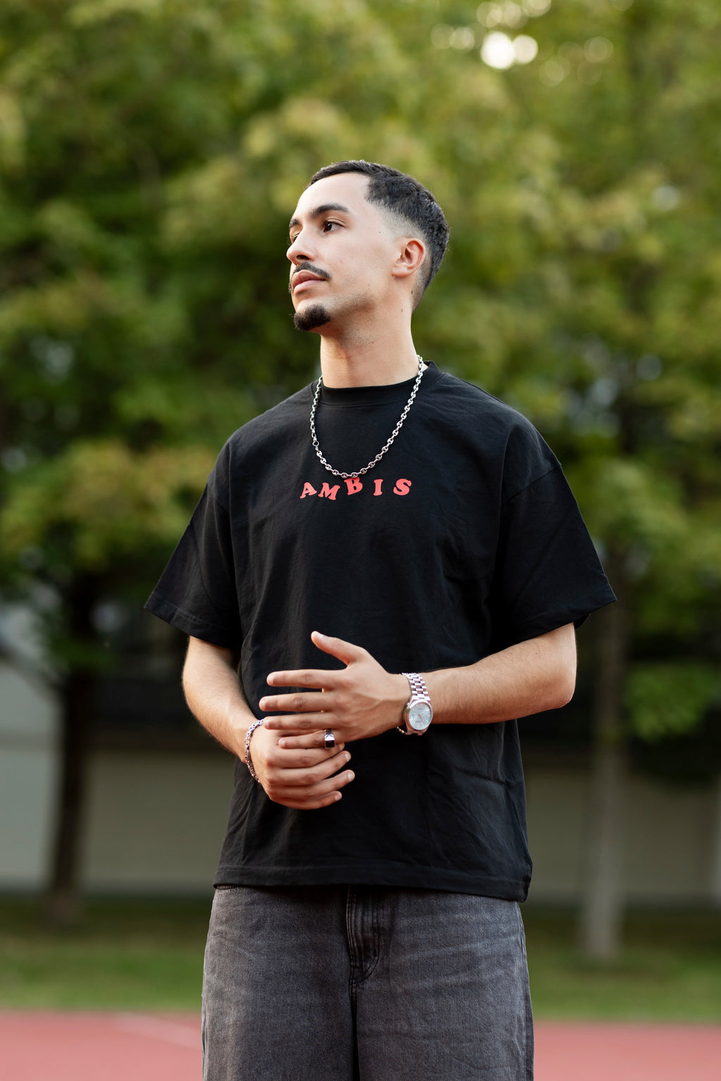 t-shirt oversize noir Ambis avec le logo Ambis à l'avant