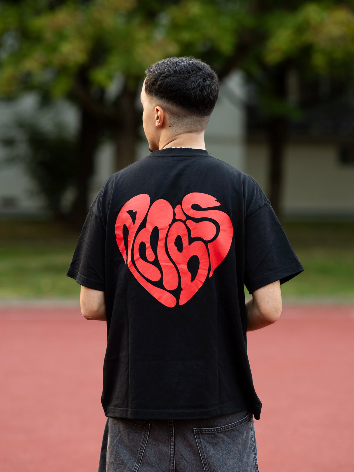 t-shirt oversize noir avec un cœur imprimé au dos