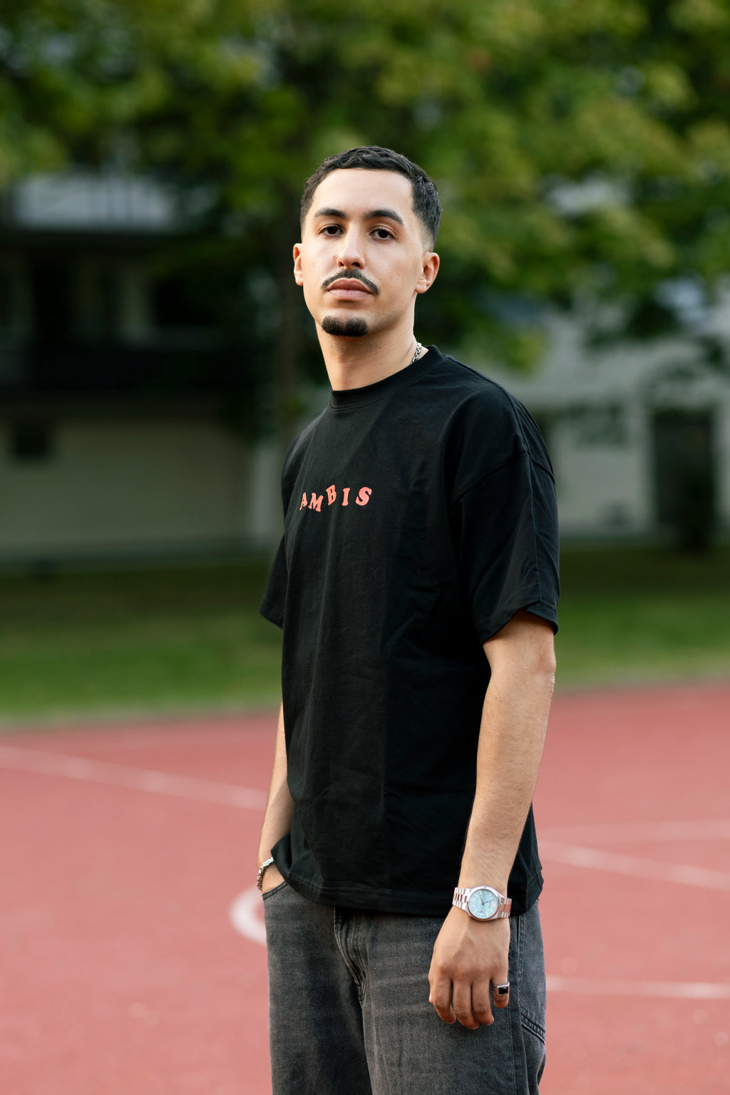 t-shirt oversize noir logo ambis à l'avant
