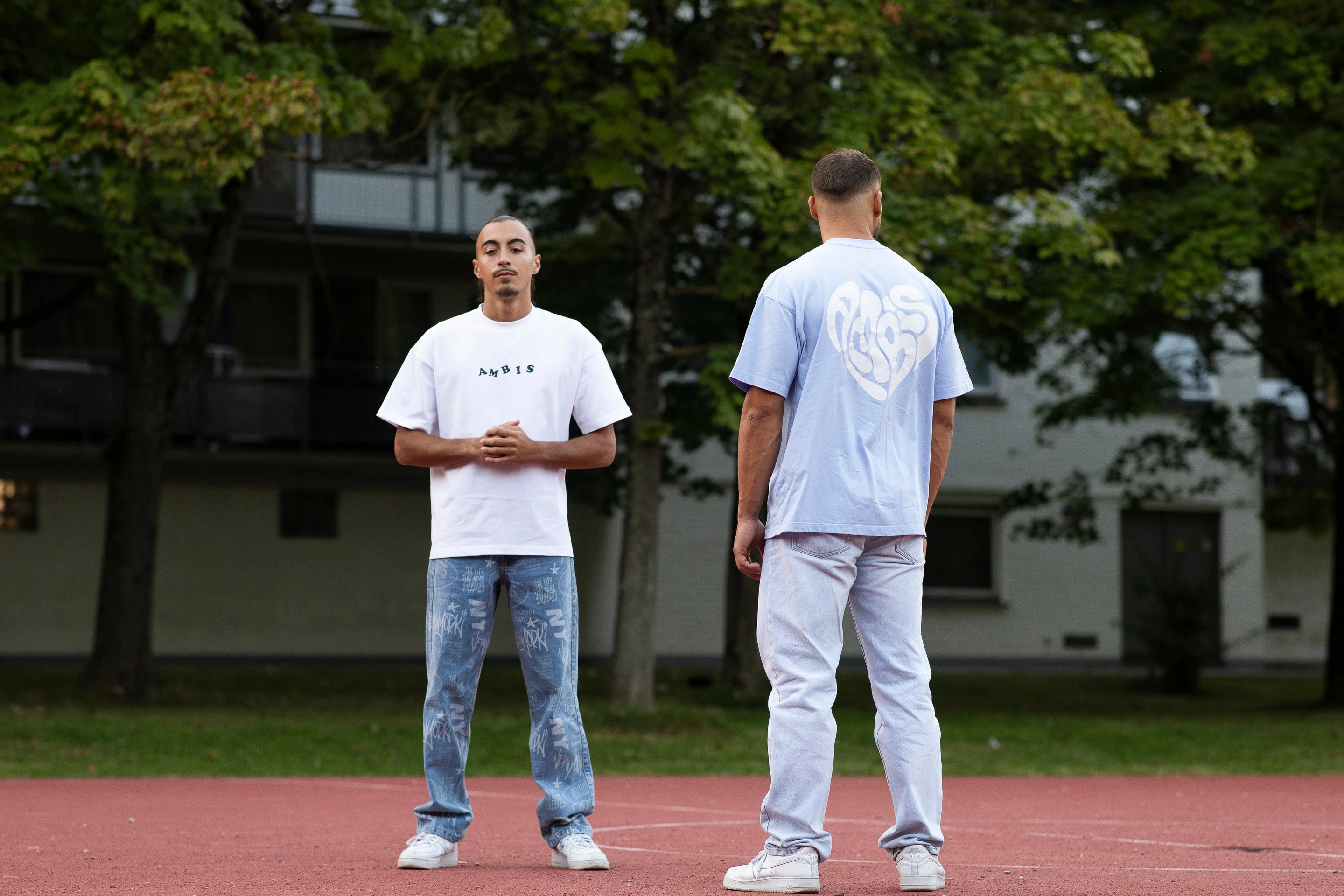 bannière Ambis avec tu personne qui pose avec les t-shirt