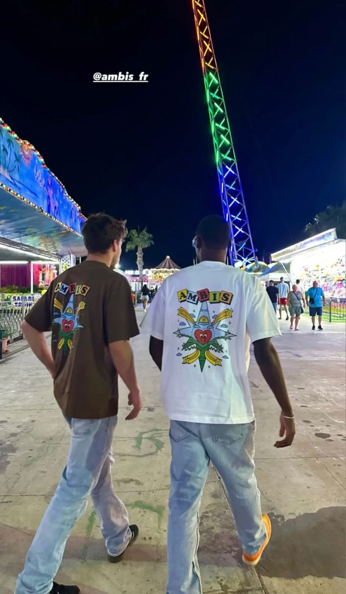 deux amis portant un t-shirt Ambis à la foire. 