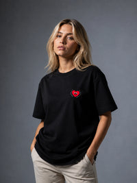 T-shirt oversize Ambis Love noir avec petit coeur à gauche de la poitrnie
