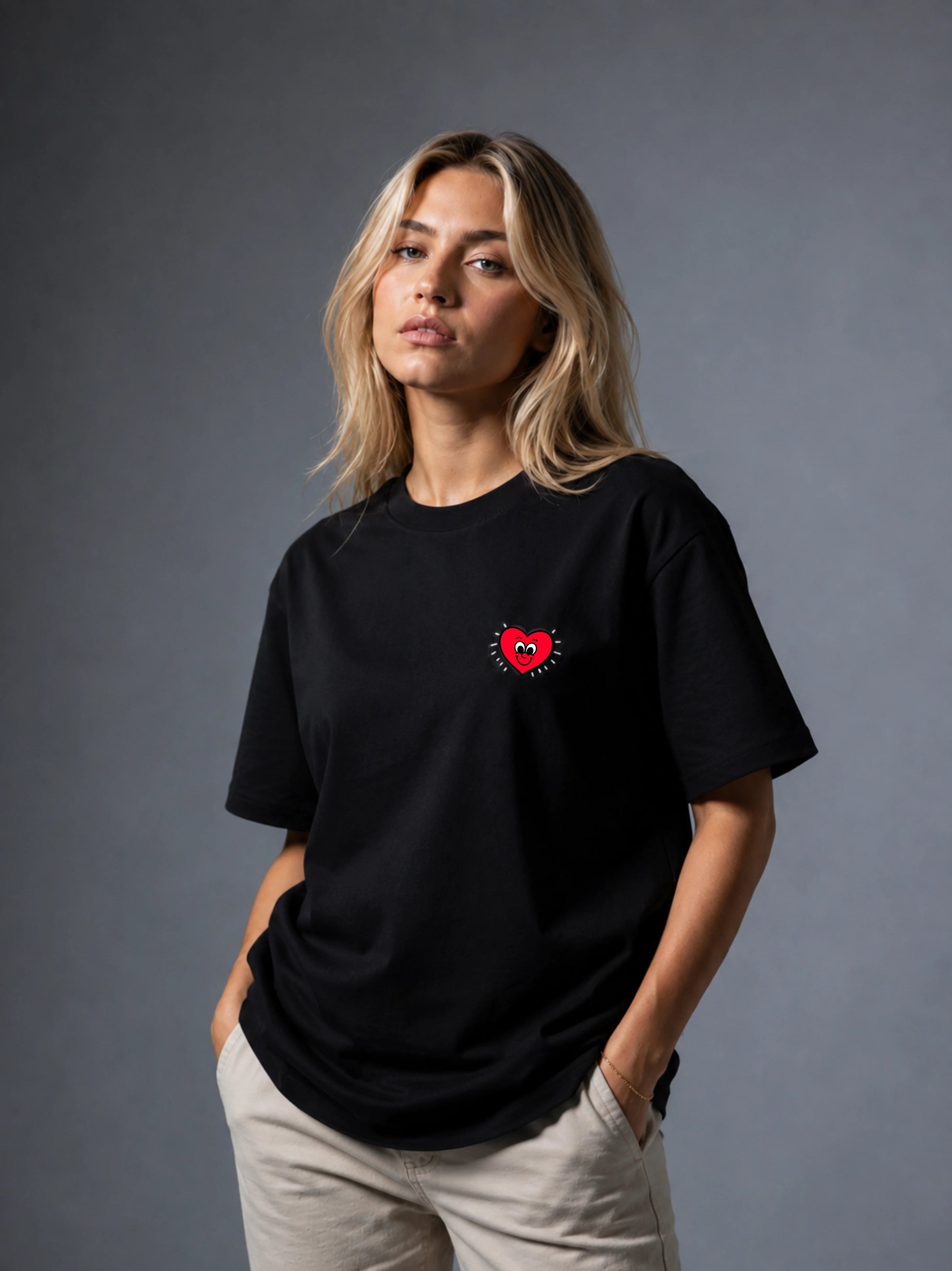 T-shirt oversize Ambis Love noir avec petit coeur à gauche de la poitrnie
