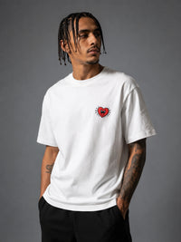 T-shirt oversize Ambis Love blanc avec petit coeur à gauche de la poitrnie
