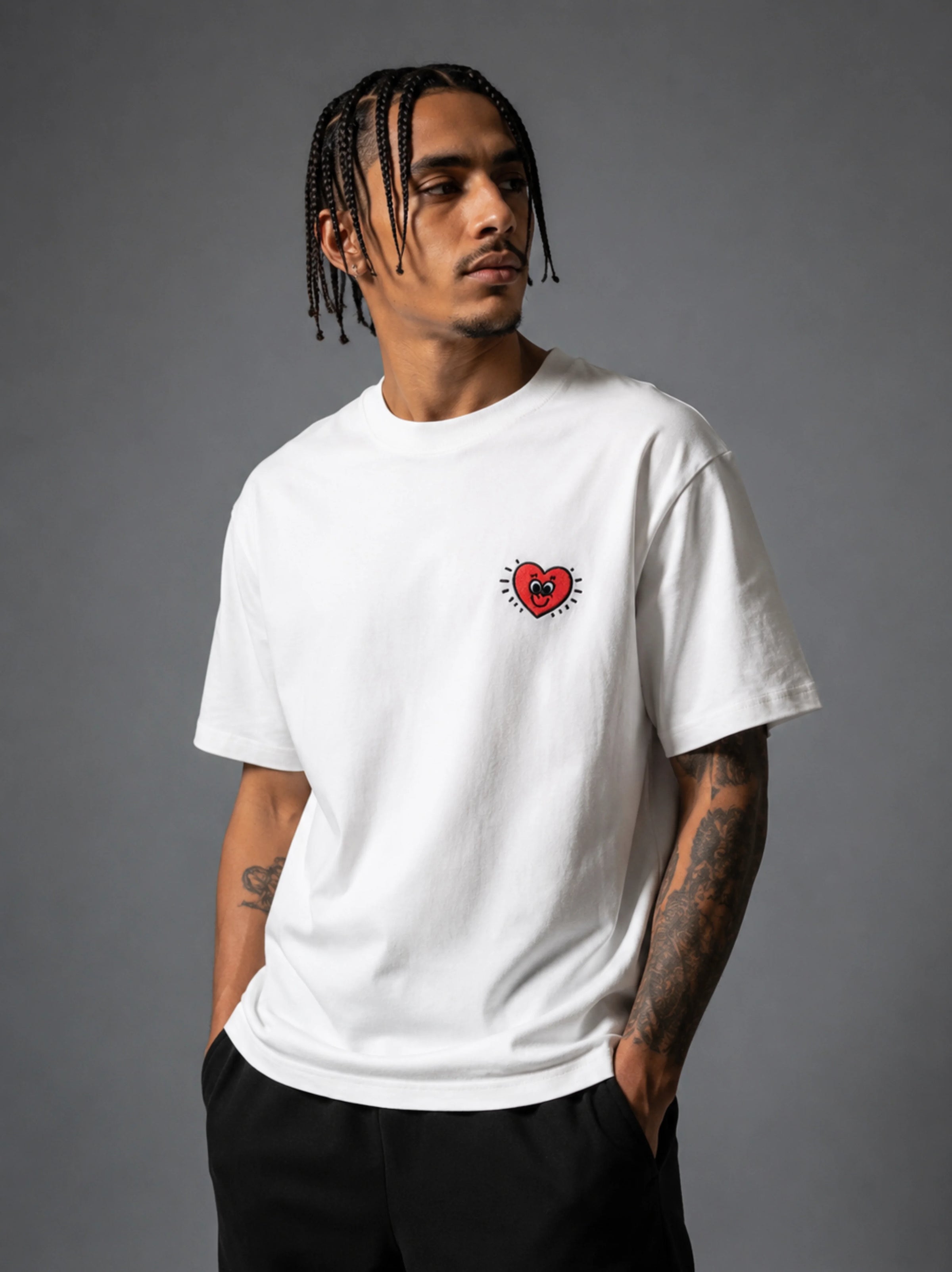 T-shirt oversize Ambis Love blanc avec petit coeur à gauche de la poitrnie